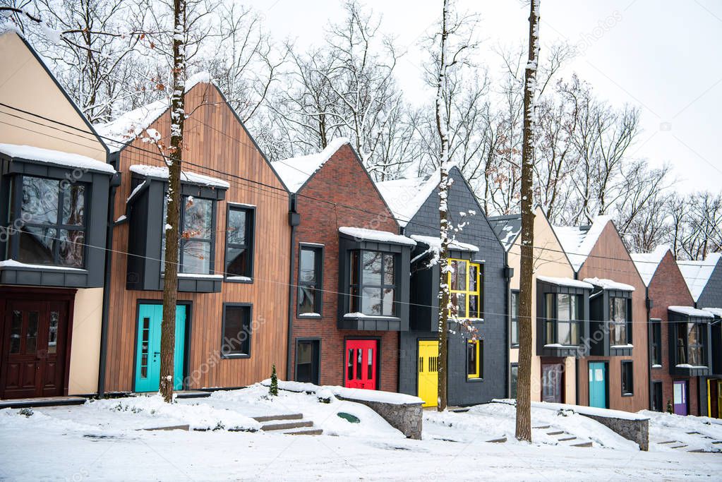Wohnhäuser in einer Stadt als Symbol für die regionale Hausverwaltung in Ingolstadt